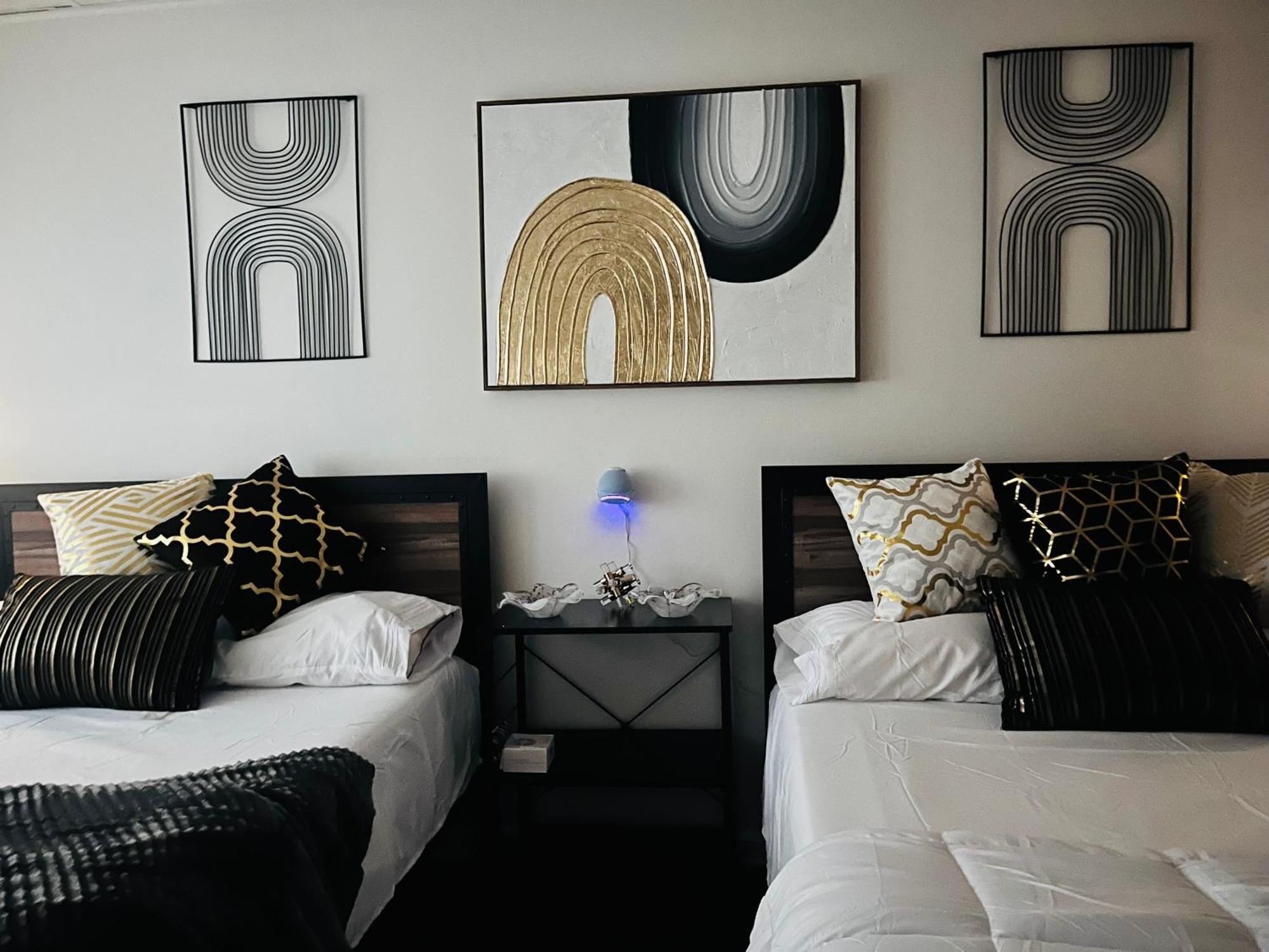 Stylish Cozy Quiet Family Retreat And Romantic Getaway Sleeps Up To 7 With Fast Wifi, Free Parking, Work Station, Alexa Enabled, Fenced In Backyard For Pets Grill Party Patio, Porch, Beach, Canal, Stadium,Boardwalk Restaurants, And Much More! Atlantic City Exteriör bild