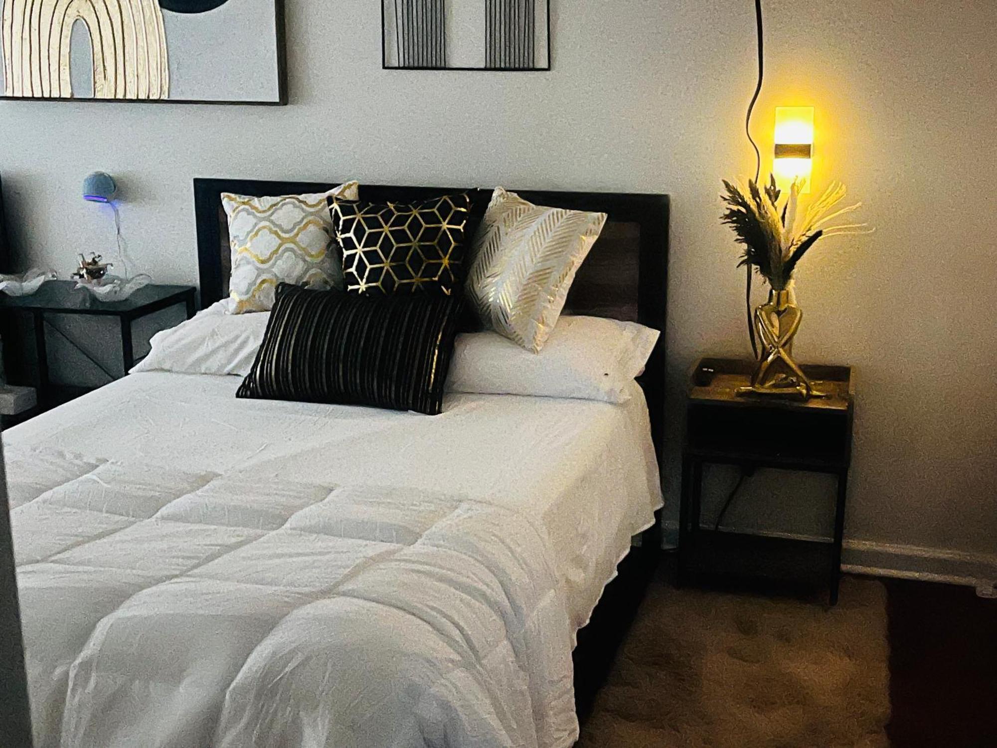 Stylish Cozy Quiet Family Retreat And Romantic Getaway Sleeps Up To 7 With Fast Wifi, Free Parking, Work Station, Alexa Enabled, Fenced In Backyard For Pets Grill Party Patio, Porch, Beach, Canal, Stadium,Boardwalk Restaurants, And Much More! Atlantic City Exteriör bild