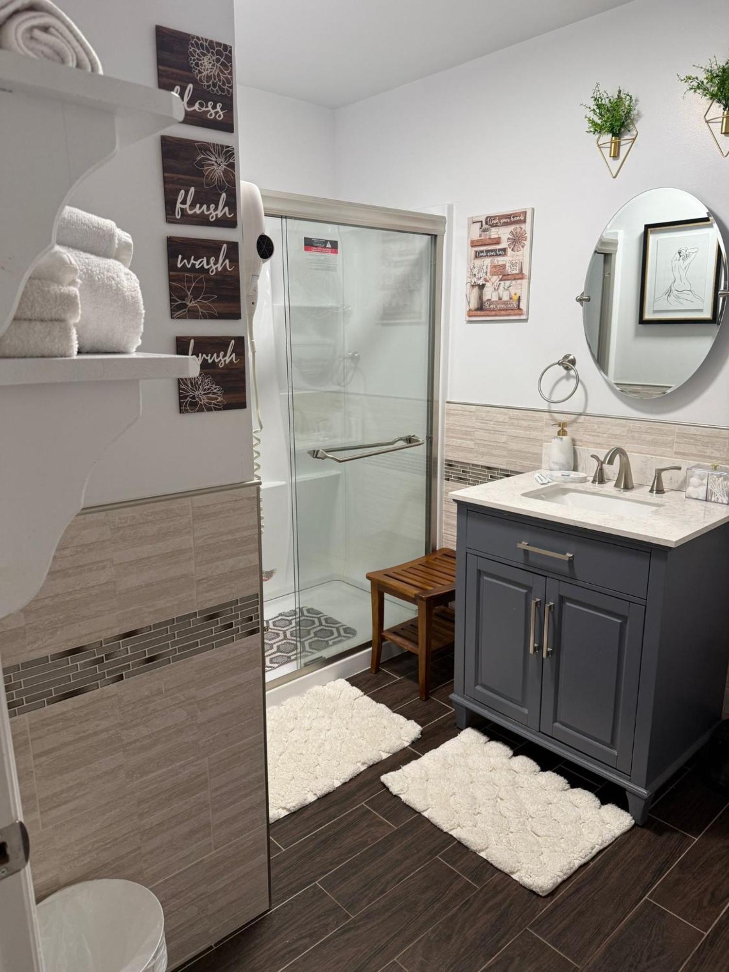 Stylish Cozy Quiet Family Retreat And Romantic Getaway Sleeps Up To 7 With Fast Wifi, Free Parking, Work Station, Alexa Enabled, Fenced In Backyard For Pets Grill Party Patio, Porch, Beach, Canal, Stadium,Boardwalk Restaurants, And Much More! Atlantic City Exteriör bild