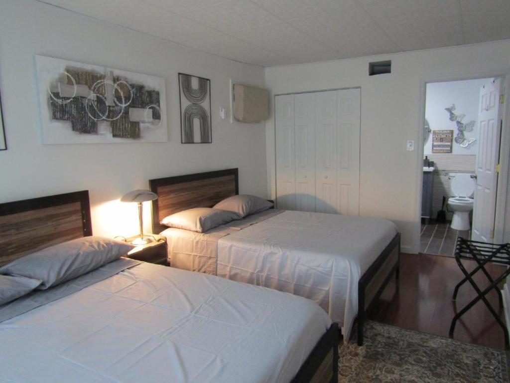 Stylish Cozy Quiet Family Retreat And Romantic Getaway Sleeps Up To 7 With Fast Wifi, Free Parking, Work Station, Alexa Enabled, Fenced In Backyard For Pets Grill Party Patio, Porch, Beach, Canal, Stadium,Boardwalk Restaurants, And Much More! Atlantic City Exteriör bild